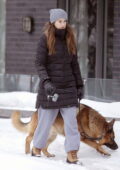Shailene Woodley sort dans la neige pour promener son chien à Montréal, Canada