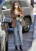 Miranda Kerr a l'air chic dans un blazer marron avec un sac Louis Vuitton lors d'une visite dans un bureau de dermatologie à Beverly Hills, Californie