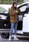 Chantel Jeffries porte une chemise en flanelle et des leggings alors qu'elle se retrouve avec des amis dans un hôtel local à Los Angeles
