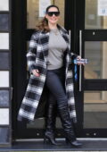 Kelly Brook a fière allure dans un manteau à carreaux et un pantalon en cuir serré alors qu'elle arrive pour son émission sur Heart Radio à Londres, au Royaume-Uni