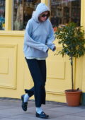 Emma Corrin se tient au chaud dans un sweat à capuche tout en sortant pour prendre une tasse de café dans le nord de Londres, au Royaume-Uni