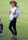 Natalie Portman emmène son fils pour un match de football dans un parc de Sydney, Australie