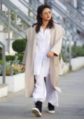 Priyanka Chopra a l'air chic et décontractée dans sa tenue blanche alors qu'elle sort à Londres, au Royaume-Uni