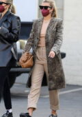 Sofia Richie porte un manteau à imprimé animal pour un déjeuner tardif à Beverly Hills, Californie