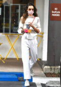 Alessandra Ambrosio a l'air chic avec désinvolture dans un pull rayé et un pantalon blanc en passant par Caffe Luxxe à Brentwood, en Californie