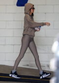 Kendall Jenner porte un sweat à capuche avec des leggings assortis alors qu'elle quitte une salle de sport à Beverly Hills, Californie
