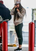 Sara Sampaio arbore un sweat à capuche et des leggings pour une épicerie à Target à West Hollywood, Californie