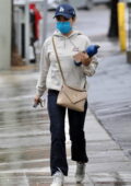 Lucy Hale sort sous la pluie avec un sweat à capuche et un jean alors qu'elle fait des courses à Los Angeles