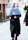 Rachel Brosnahan utilise un parapluie protecteur transparent sur le tournage de `` La merveilleuse Mme Maisel '' à Manhattan, New York City