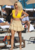 Victoria Silvstedt semble frappante dans un haut de bikini jaune tout en profitant de la journée ensoleillée à la plage de Miami, Floride