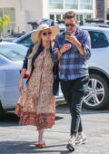 Paris Hilton est ravissante dans une robe à imprimé floral lors de vos sorties shopping avec le beau Carter Reum à Malibu, Californie