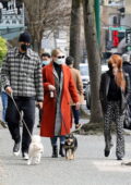 Madelaine Petsch et Miles Chamley-Watson rencontrent Lili Reinhart en promenant leur chien à Vancouver, Canada