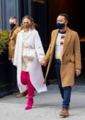 Chrissy Teigen a l'air élégante dans des bottes roses à hauteur de cuisse lors d'une sortie avec John Legend à New York