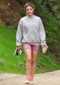 Lucy Hale attrape un café glacé chez Starbucks avant de profiter d'une randonnée avec un ami à Studio City, Californie