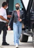 Lucy Hale porte une veste en cuir avec un haut rose et un jean lors de ses achats dans un magasin de vêtements à Los Angeles