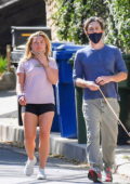 Florence Pugh et Zach Braff sortent promener leur chien dans le quartier de Los Angeles