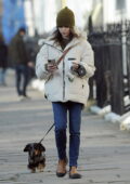 Emilia Clarke s'emballe dans une doudoune et un bonnet lors de la visite d'amis à Londres, Royaume-Uni