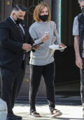 Emma Watson montre sa nouvelle coupe de cheveux lors d'une visite chez un tailleur à Beverly Hills, Californie