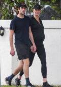 Karlie Kloss montre sa bosse de bébé en pleine croissance alors qu'elle sort pour une promenade avec son mari Josh Kushner à Miami, Floride