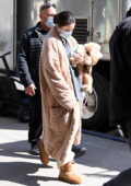 Selena Gomez berce son chiot alors qu'elle arrive sur le plateau de 'Only Murders in the Building' à New York City