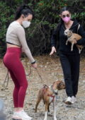 Rumer Willis porte un haut court beige et des leggings rouges lors d'une randonnée avec sa mère Demi Moore à Los Angeles