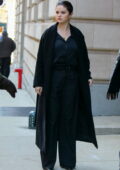 Selena Gomez est magnifique en noir lors du tournage de scènes pour `` Only Murders In The Building '' à New York