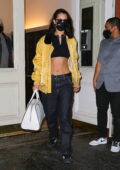 Bella Hadid affiche ses abdos tendus dans un crop top noir et une veste Levi's jaune vif alors qu'elle sort à New York