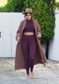 Taylor Hill montre sa silhouette incroyable dans un top court et des leggings assortis alors qu'elle sort pieds nus à Los Angeles