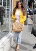 Sofia Vergara a l'air frappante dans une veste jaune alors qu'elle sort pour faire du shopping à West Hollywood, Californie