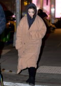 Selena Gomez reste au chaud dans une veste chaude et un sweat à capuche tout en se dirigeant vers le tournage de `` Only Murders in the Building '' à New York City