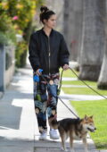 Sara Sampaio porte un blouson aviateur avec un pantalon de jogging coloré alors qu'elle emmène ses chiens se promener à Los Angeles