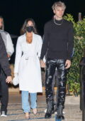 Megan Fox a l'air frappant dans un trench-coat blanc lors d'une soirée de rendez-vous avec Machine Gun Kelly à Nobu à Malibu, Californie