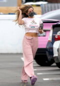 Addison Rae clignote son ventre dans un t-shirt court 'Powerpuff Girls' lors d'une visite dans un salon de coiffure à West Hollywood, Californie