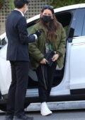Olivia Munn vu sortir de sa Tesla alors qu'elle arrive à San Vicente Bungalows à West Hollywood, Californie