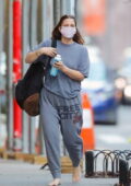 Drew Barrymore garde les choses décontractées alors qu'elle va pieds nus tout en portant un survêtement gris à New York
