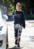 Chantel Jeffries porte un sweat-shirt et un pantalon de jogging tie-dye alors qu'elle quitte le studio de fitness d'Alex Fine à Los Angeles