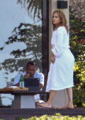 Jennifer Lopez repérée en robe blanche se détendre avec Alex Rodriguez pendant leurs vacances à Rio San Juan, République dominicaine