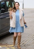 Kelly Brook est jolie dans une robe bleue, une veste de fourrure et des bottes aux genoux en arrivant aux Global Radio Studios à Londres, au Royaume-Uni