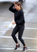 Elsa Pataky sort sous la pluie vêtue d'un sweat-shirt noir et de leggings à Sydney, Australie