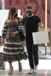 Zulay Henao - Shopping à l'Apple Store de Beverly Hills 21/03/2021 Zulay Henao - Shopping à l'Apple Store de Beverly Hills 21/03/2021