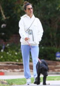 Alessandra Ambrosio a l'air confortable lors d'une promenade matinale avec sa meilleure amie Milan Blagojevic à Santa Monica, Californie
