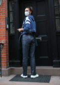 Bella Hadid a l'air élégante en visitant la maison d'un ami à New York