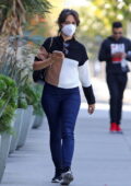 Camila Cabello porte un pull trois tons et un jean moulant pour une réunion d'affaires à Los Angeles