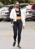 Eiza Gonzalez affiche ses abdos toniques dans un crop top et des leggings lors d'une course de café à West Hollywood, Californie