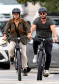 Elsa Pataky et Chris Hemsworth profitent d'une balade à vélo à Sydney, Australie