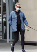 Lili Reinhart enfile un sweat à capuche et un pantalon de jogging assortis avec une veste en jean tout en promenant son chien à Vancouver, Canada