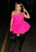 Tallia Storm étourdit en rose alors qu'elle se dirige vers une séance photo en cuissardes à Londres, au Royaume-Uni