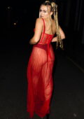 Tallia Storm étourdit dans une robe rouge pure alors qu'elle quitte la promo radio pour célébrer son nouveau single `` I Am The News '' à Londres, au Royaume-Uni