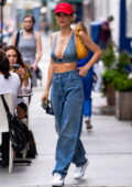 Emily Ratajkowski a l'air tendance en double denim lors d'une sortie à New York