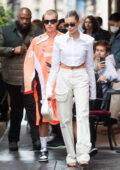 Hailey Bieber reste chic alors qu'elle quitte le restaurant Dinand By Ferdi avec Justin Bieber à Paris, France